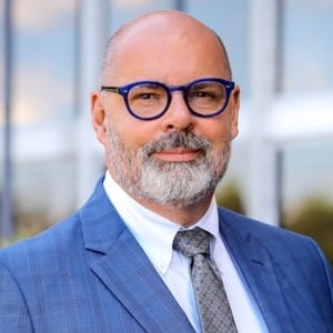 Julio Ribas speaking at Aviation Festival Americas