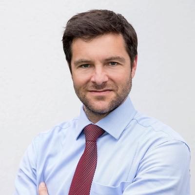 马丁·罗姆赫尔德（Martin Roemheld）在移动中讲话