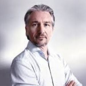 Lennart Van Walsum speaking at Solar & Storage Live España