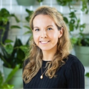 Izzy Woolgar speaking at Solar & Storage Live