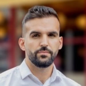 Mete Coban MBE speaking at Solar & Storage Live London