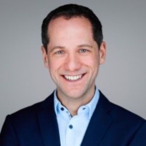 Simon Weiher speaking at Solar & Storage Live Zürich