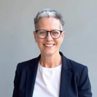      Georgina Worrall speaking at Solar & Storage Live